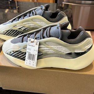 Yeezy 700 size 10